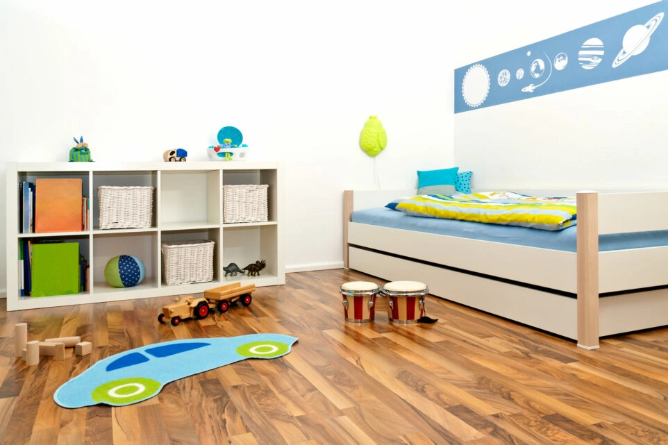 Ein gut eingerichtetes Kinderzimmer, das zum optimalen Lernen der Kinder geeignet ist