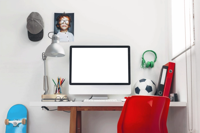 Schreibtisch mit Computer, Kopfhörer & Fußball