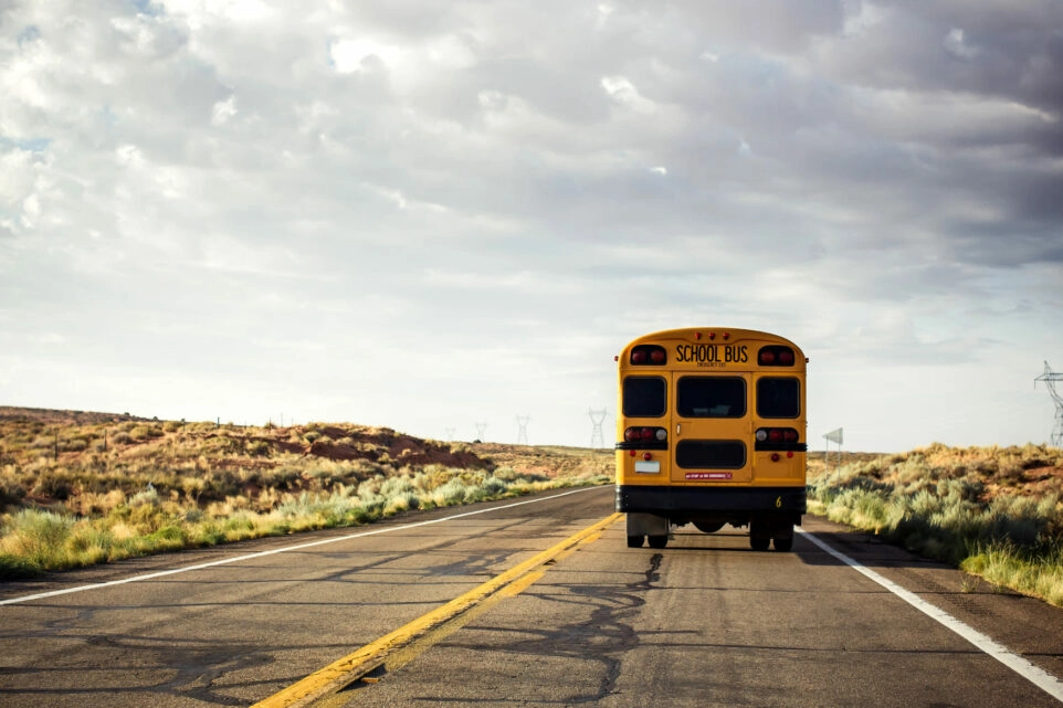 Amerikanischer Schulbus auf der Landstraße für mehr Sicherheit auf dem Schulweg